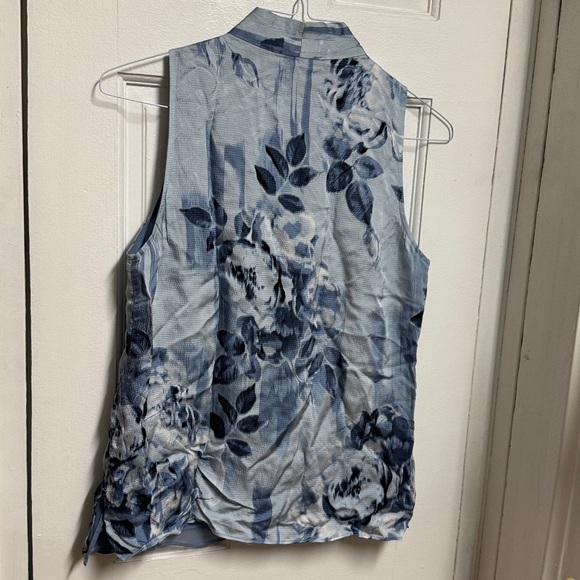 White House Black Market Blue Floral Blouse - Picture 4 of 5